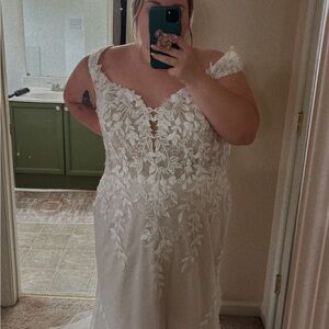 Plus Size Off-Shoulder Lace Appliqué Wedding Dress in Ivory